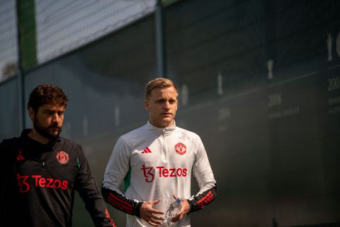 'Donny van de Beek op zoek naar nieuwe werkgever na gebrek aan vooruitzicht'