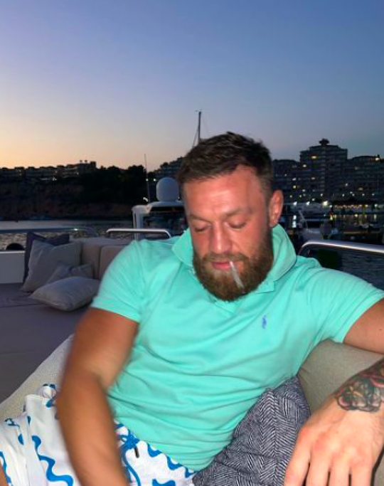 Wisselende reacties op nieuwe 'blowfoto' chillende McGregor: 'Je carrière is over'