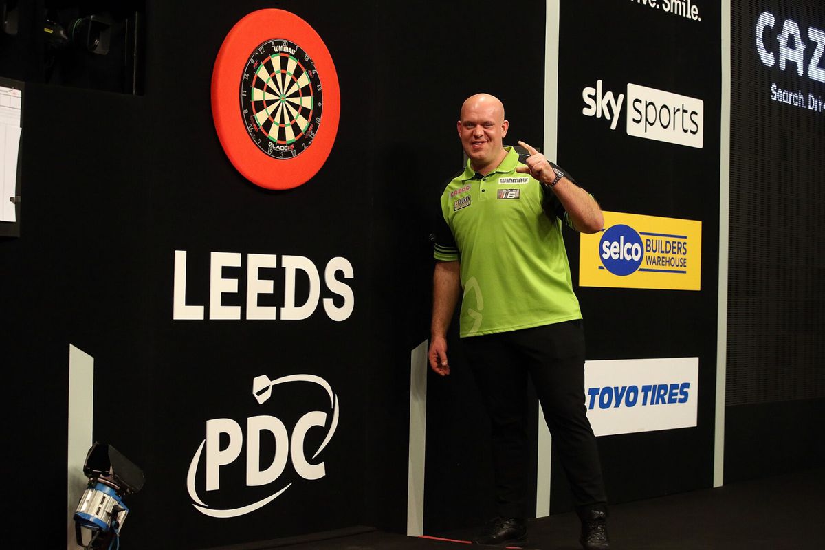 Michael van Gerwen weer alleen koploper in de Premier League na winst in Leeds