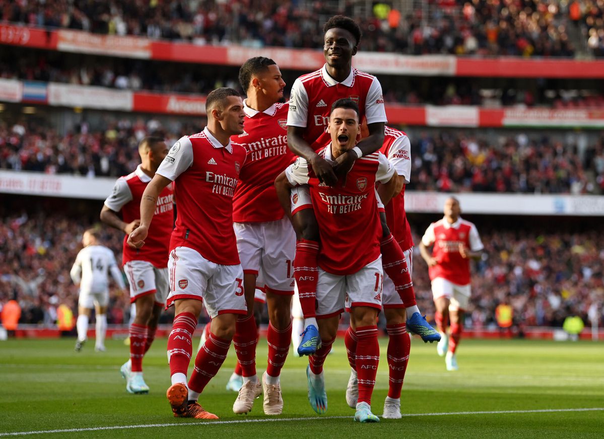 Arsenal kilt Liverpool in gruwelijke wedstrijd en staat opnieuw op nummer 1 in Premier League