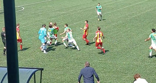 🎥 | Omroeper kopieert John de Wolf bij amateurpot na vechtpartij: 'Gebruik je verstand'