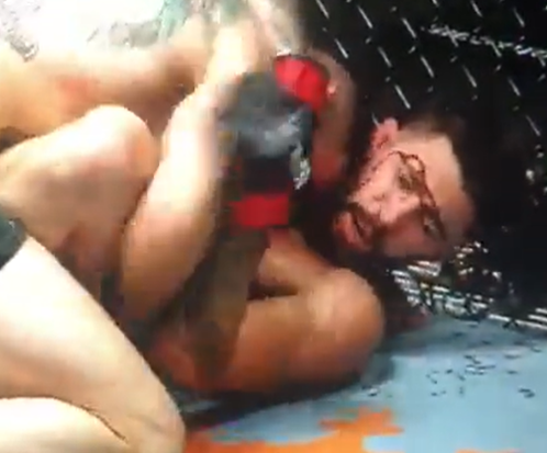 🎥 | UFC-vechters knallen met hoofden tegen elkaar: bloed aan alle kanten