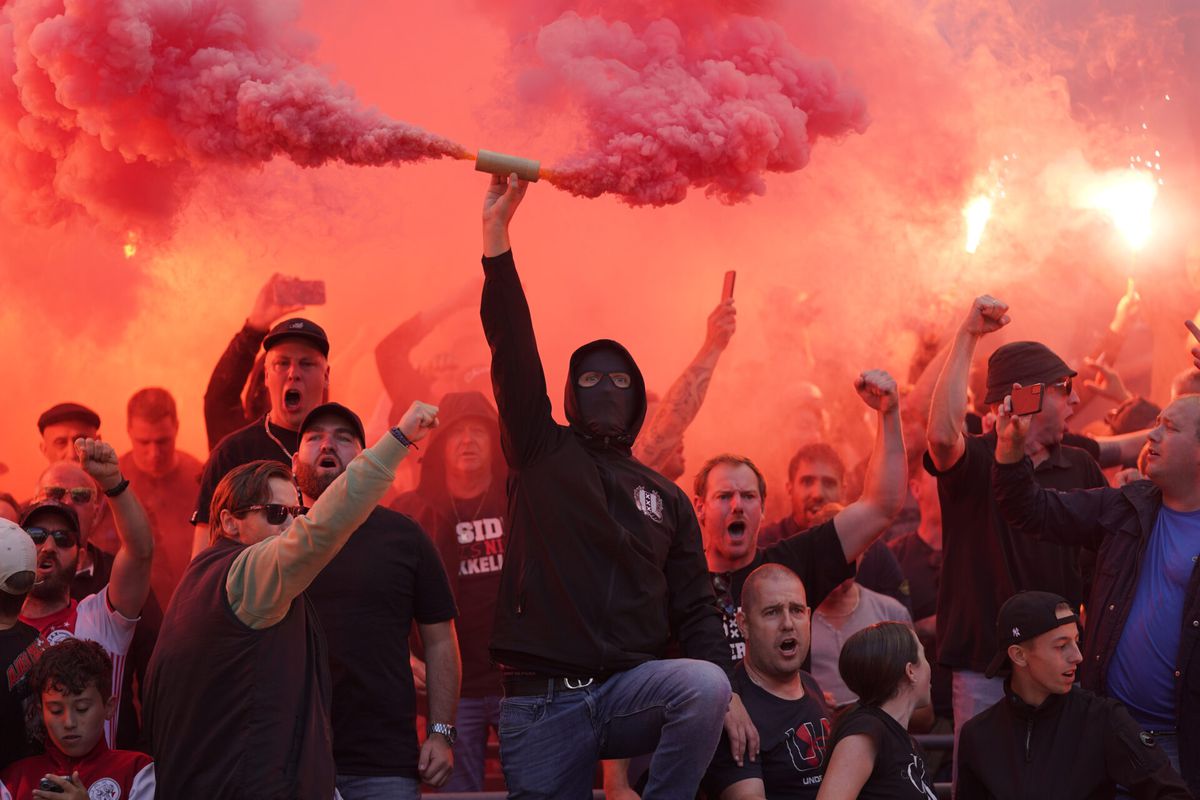 Spelers van Ajax en Feyenoord moeten in kleedkamer blijven vanwege onrust bij Arena