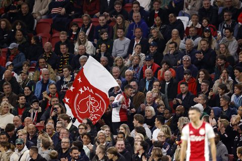 'Langezijdeloper' Ajax heeft zijn vlag terug: 'Het hele stadion ging tekeer'