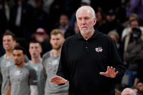 Niet normaal! Popovich pakt record met 1336e NBA-overwinning