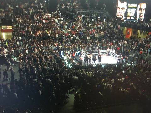 Rellen buiten de ring bij Glory 80: hooligans gooien met stoelen en zorgen voor staking Hari-Wrzosek