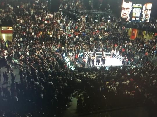 Rellen buiten de ring bij Glory 80: hooligans gooien met stoelen en zorgen voor staking Hari-Wrzosek