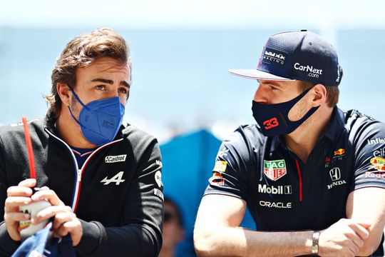 Fernando Alonso hoopt op wereldtitel Max Verstappen: 'Hij rijdt op een niveautje hoger dan de rest'