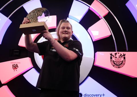 Supertalent Beau Greaves gaat met Lisa Ashton naar het WK darts