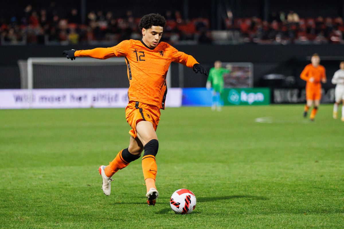 PSV timmert aan defensie: Eindhovenaren huren jeugdinternational Hoever van Wolves