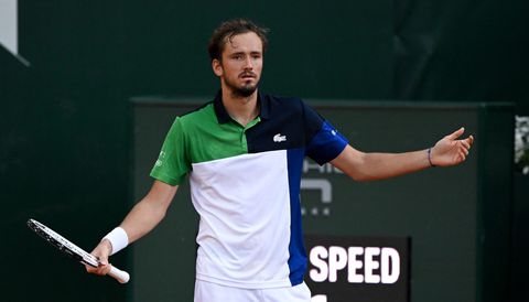 Daniil Medvedev vergist zich in Richard Gasquet bij rentree op tennisbaan
