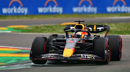 Max Verstappen wint na magistrale inhaalactie de sprintrace van Charles Leclerc