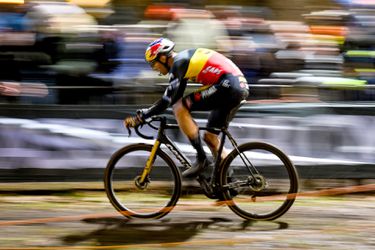Wout van Aert wint veldrit in Zonhoven na foutenfestival bij Mathieu van der Poel