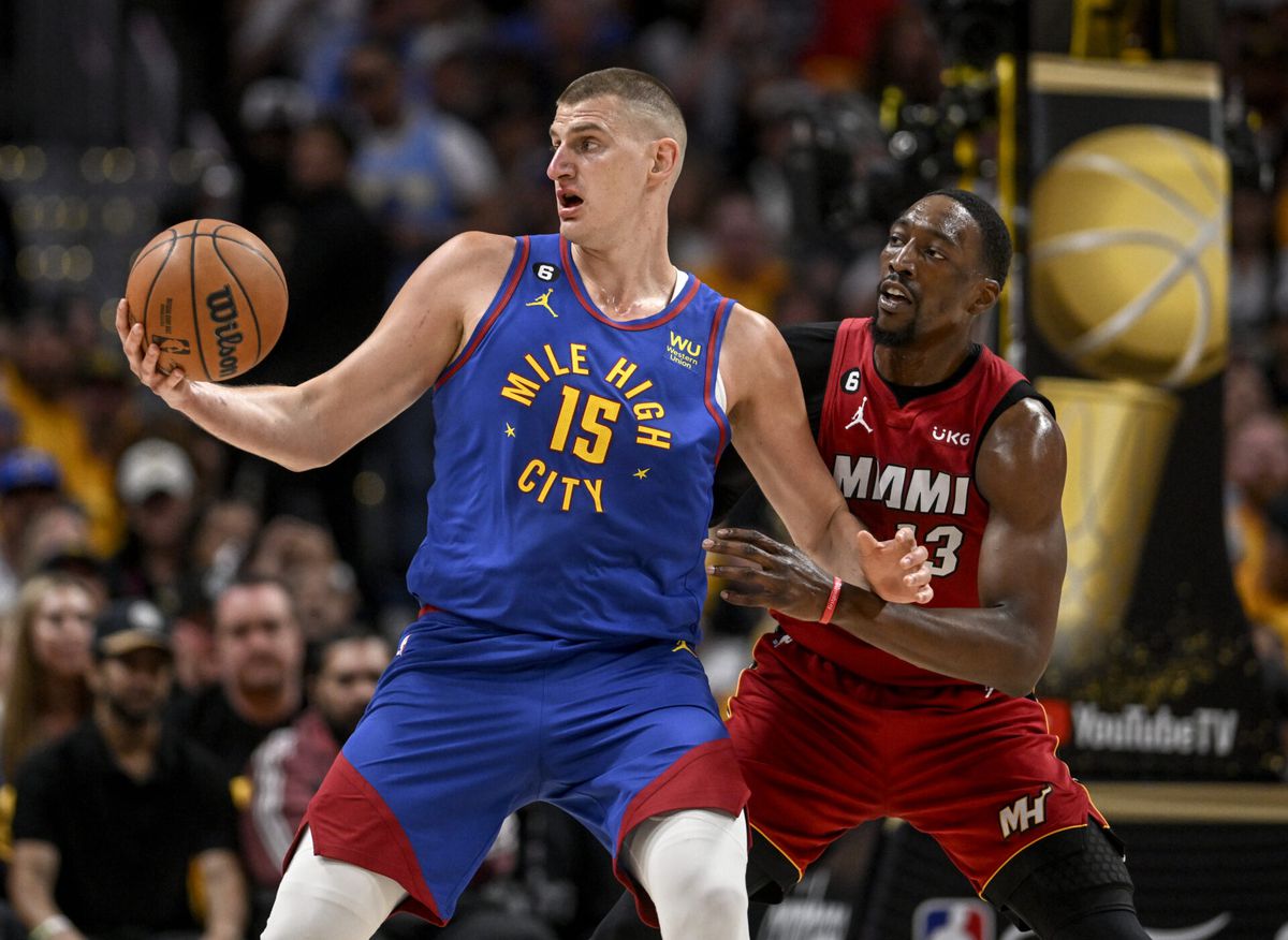 NBA Finals: Nikola Jokic blinkt uit bij 1e zege Denver Nuggets op Miami Heat
