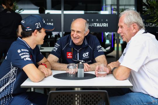 Helmut Marko zet Nyck de Vries nog zwaarder onder druk: 'Chris Horner is niet zo'n fan'