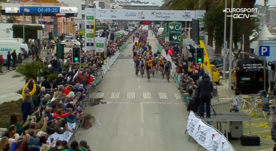 🎥 | Fabio Jakobsen komt tekort in massasprint 1e etappe Ronde van de Algarve, zege Alexander Kristoff