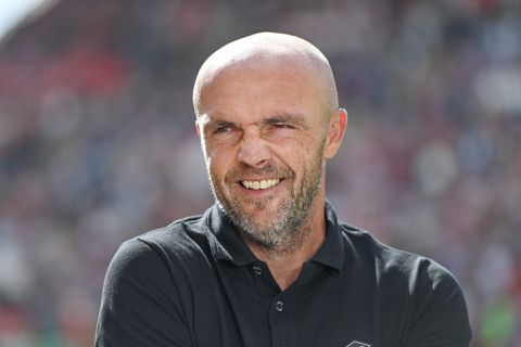 Alfred Schreuder dik tevreden na hectische transferzomer bij Ajax: ‘We zijn weer sterk’