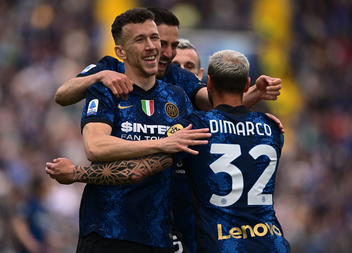 Inter is net te sterk voor Udinese en blijft stadsgenoot Milan op de huid zitten
