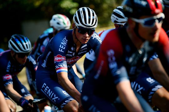 🎥 | Zwitsers talent verrast Mathieu van der Poel en co in 1e etappe Settimana Coppi e Bartali