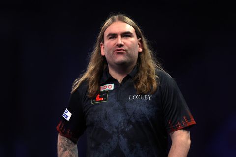 🎥 | Jacques Nieuwlaat vertilt zich bijna aan Ryan Searles pijltjes: 'Echt een uitzondering'