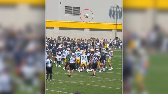 Yeet! Helm vliegt door de lucht bij gekibbel tussen spelers van Packers en Patriots