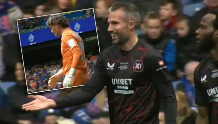 🎥 | Check deze goal: Robin van Persie laat voormalig PSV-doelman vissen