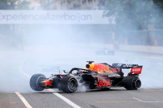 Leidende Max Verstappen crasht in virtuele 24 uur van Le Mans