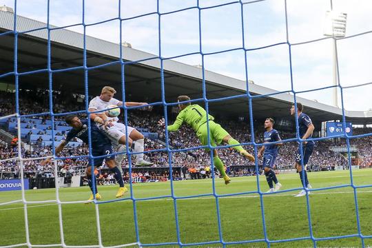 De Ligt reageert op dubieuze debuutgoal: 'Had zelf geen idee wat de scheids aan het checken was'