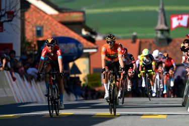 🎥​ | Dylan Teuns toont supervorm ook in Ronde van Romandië, Jumbo-Visma-renner Dennis nieuwe leider
