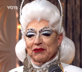 🎥​| Zo ziet Jan Mulder eruit als dragqueen: 'Ik wilde eerst niet'