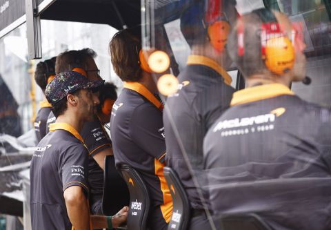 Daniel Ricciardo krijgt gridstraf voor slotrace Abu Dhabi wegens aantikken Magnussen