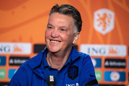🎥 | Nederland Onder-17 krijgt extra motivatieboost: een toespraak van bondscoach Van Gaal