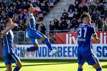 AZ overleeft ook Utrecht en blijft ongeslagen aan kop van Eredivisie
