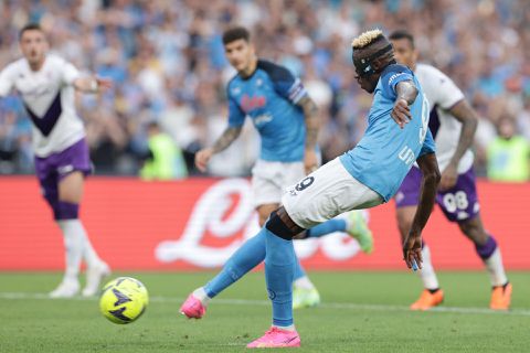 🥷 | Victor Osimhen pimpt zijn iconische masker na gewonnen Scudetto met Napoli