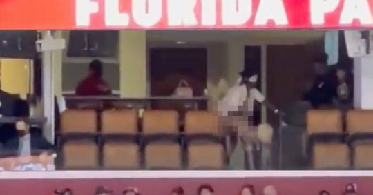 🎥 | Ehh... Staat rapper Kodak Black hier een vrouw te verwennen bij een NHL-wedstrijd?