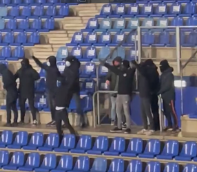 🎥 | Slapste sfeeractie ooit: PEC Zwolle-fans bestormen stadion en druipen na 15 seconden af