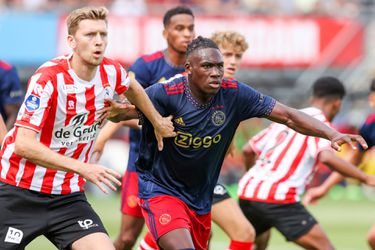 Schreuder tevreden over basisdebuut Calvin Bassey: 'Verdedigend goed, fysieke duels soms gevaarlijk'