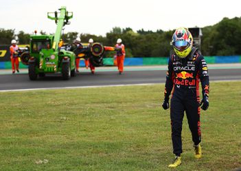 🎥 | Sergio Pérez nodigt verdrietig kind uit in paddock en bezorgt hem onvergetelijke dag