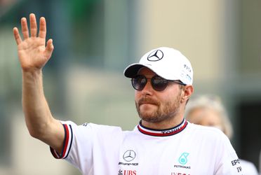 🎥 | Hoezo saaie Fin? Dronken Valtteri Bottas crowdsurft op 'I Want It That Way'