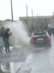 🎥 | Met een nat pak naar huis! Ploegleidersauto schept plas water vol over toeschouwer bij Gent-Wevelgem