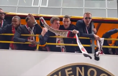 🎥 | Klaar om gehuldigd te worden: 'Open' spelersbus Feyenoord aangekomen op Coolsingel