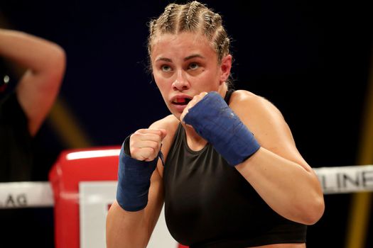 Pornoster is het spuugzat: 'Word constant met ex-UFC'er VanZant vergeleken'