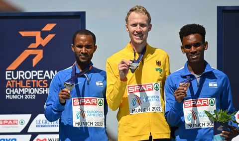 🎥​ | Richard Ringer komt met Usain Bolt-achtige eindsprint over marathonfinish bij EK