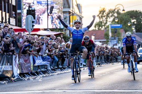 🎥 | Acht van Chaam is een prooi voor Fabio Jakobsen: sprinter wint voor Mathieu van der Poel