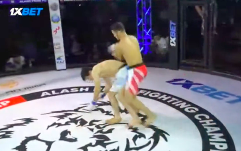 😶 | Klaar is Kees! Kazachse knokker klapt opponent na 10 (!) tellen knockout