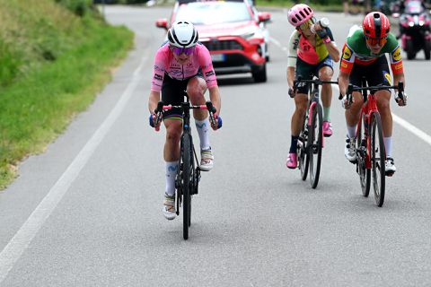 Annemiek van Vleuten deelt tik uit aan concurrentie in Giro Donne, maar verliest sprint om etappezege