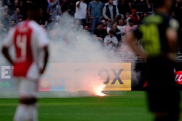 🧨 | Klassieker opnieuw gestaakt: Ajax-fans gooien na rust wéér vuurwerk op het veld