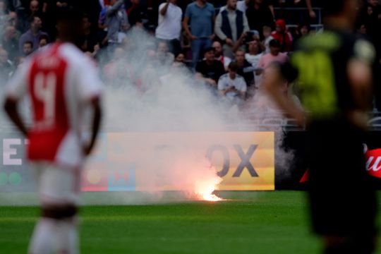 🧨 | Klassieker opnieuw gestaakt: Ajax-fans gooien na rust wéér vuurwerk op het veld