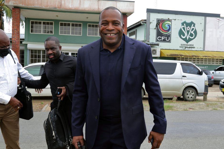 Stanley Menzo wint bij debuut als bondscoach Suriname