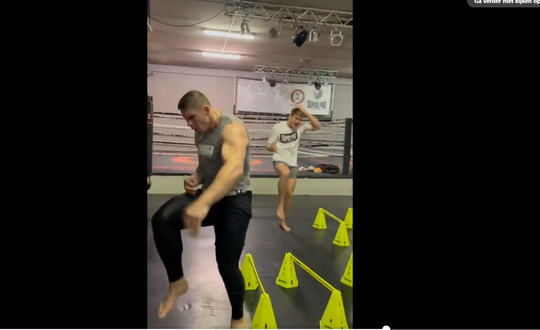 🎥 | Rico Verhoeven traint hakkend op gabbermuziek